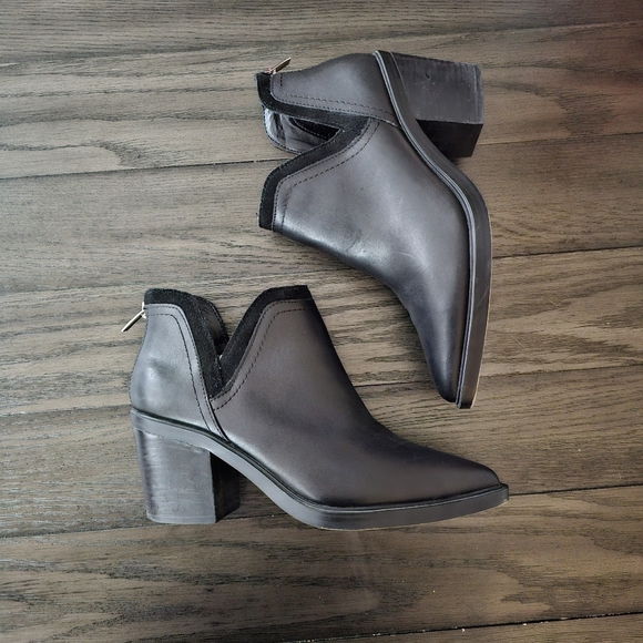 Vince Camuto Riggie Bootie - Picture 2 of 8